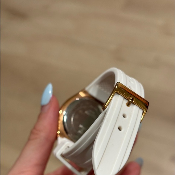 Guess Women's White and Rose Gold Watch - Picture 3 of 6